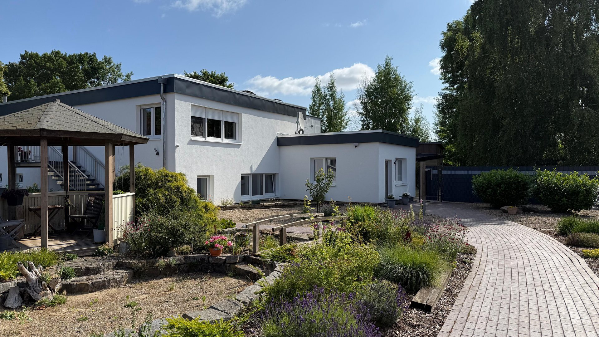 Gepflegtes Haus mit grünem Garten – Objektbetreuung vom Grünen Faden in Gifhorn