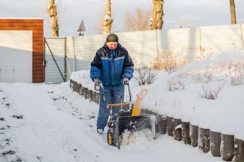 Schneeräumung auf einem Gehweg – Winterdienst in Gifhorn